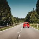 Fiat 500 rouge sur la route départementale